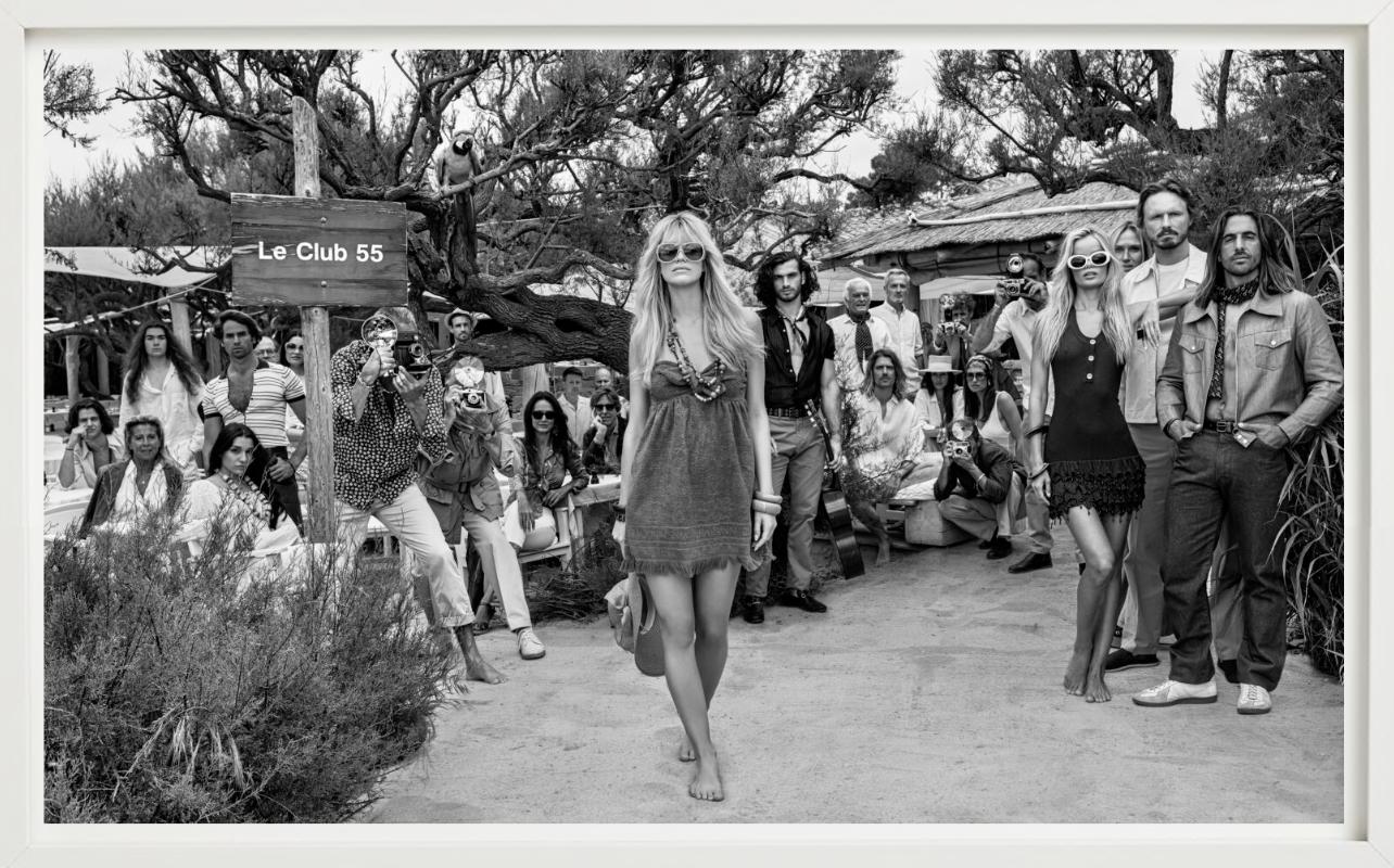 Le Club 55 - Crowd in St. Tropez' berühmter Strandbar, Kunstfotografie, 2024 im Angebot 3