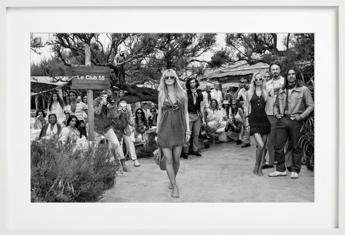 Le Club 55 - Crowd in St. Tropez' berühmter Strandbar, Kunstfotografie, 2024 im Angebot 4