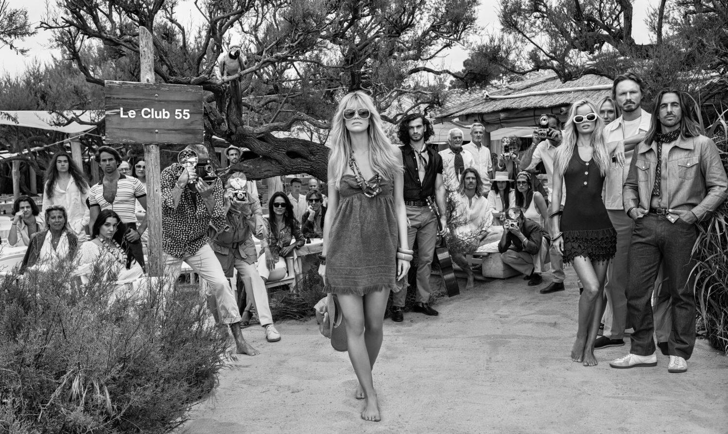 David Yarrow Black and White Photograph – Le Club 55 - Crowd in St. Tropez' berühmter Strandbar, Kunstfotografie, 2024