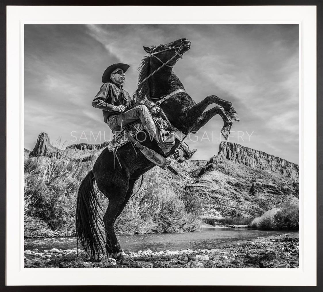 Black and White Photograph di David Yarrow - Vivere senza pensionanti Foto in bianco e nero di un cowboy a cavallo scattata in Messico