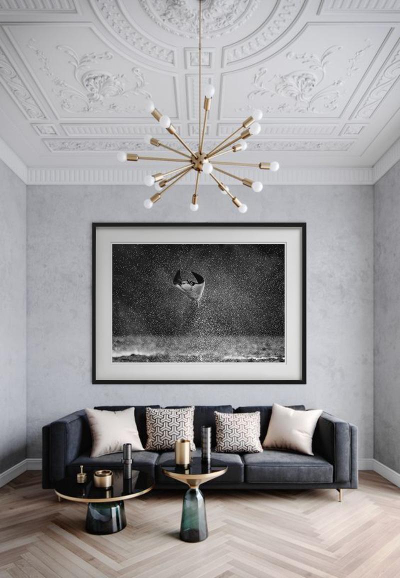 Mars Attacks, Manta Ray springt aus dem Wasser, Kunstfotografie, 2021 (Zeitgenössisch), Photograph, von David Yarrow