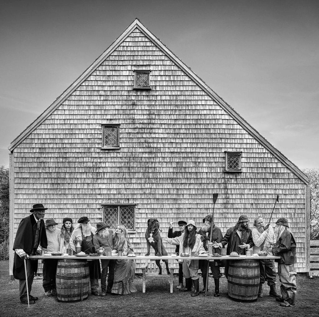 Gerahmte Fotografie „Nantucket's Last Supper on Nantucket Island“ in limitierter Auflage – Photograph von David Yarrow