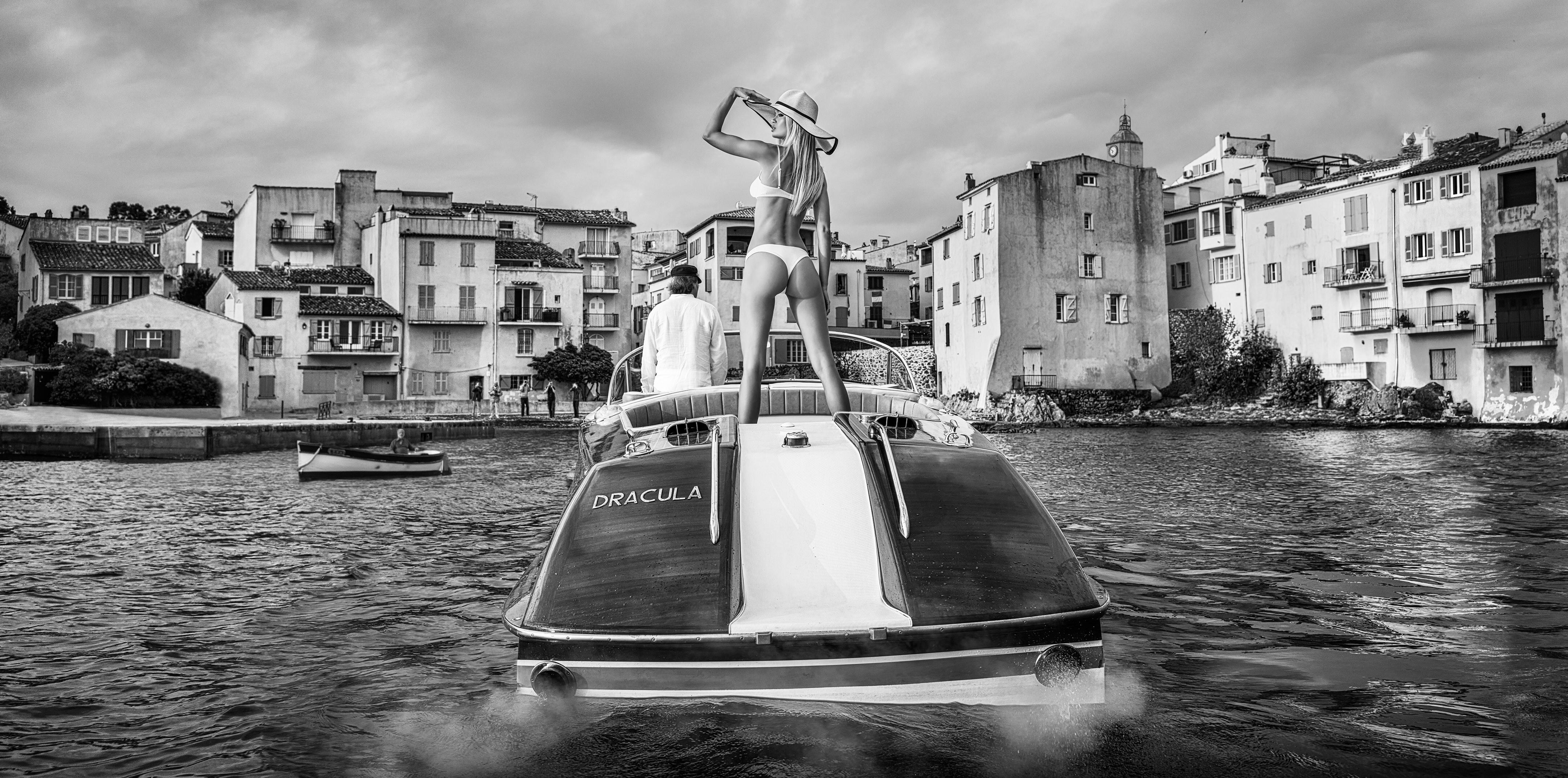 Brigitte
St Tropez, Francia - 2024

Stampa a pigmenti d'archivio su carta baritata Hahnemuhle Photo Rag 315 g/m². 

Taglie disponibili: 

Standard 
37" x 75" senza cornice
52" x 90" con cornice
Edizione di 12

Grande
51" x 103" senza cornice
66" x