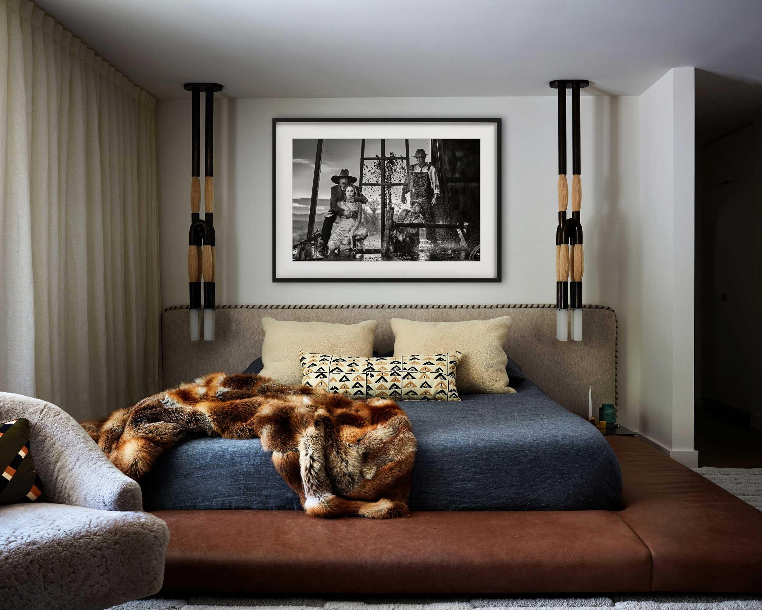 „Oil“ – Menschen auf einer Ölfarm, die sich um einen Leak versammelt haben, Kunstfotografie, 2023 (Zeitgenössisch), Photograph, von David Yarrow