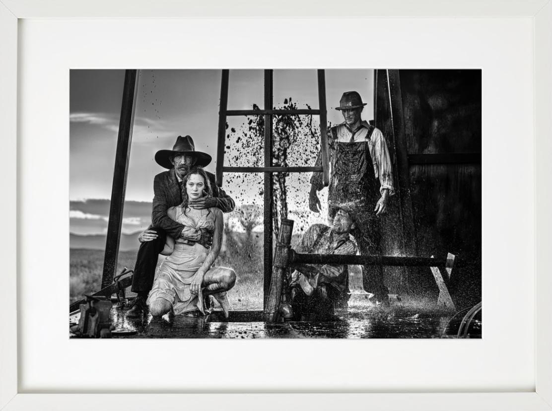 „Oil“ – Menschen auf einer Ölfarm, die sich um einen Leak versammelt haben, Kunstfotografie, 2023 (Schwarz), Figurative Photograph, von David Yarrow
