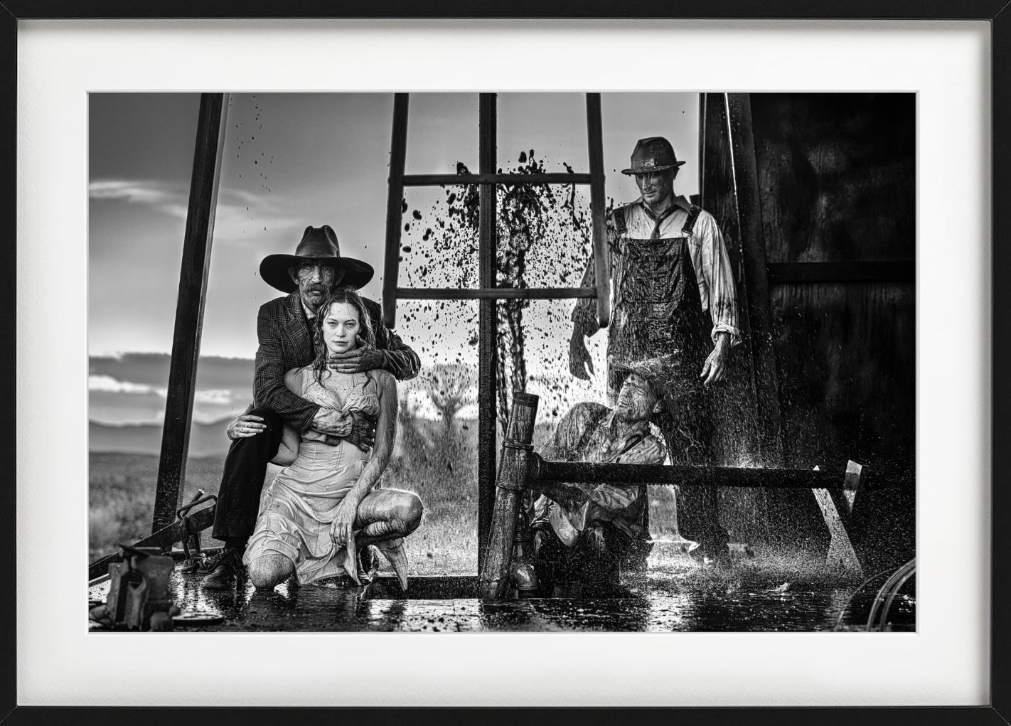 „Oil“ – Menschen auf einer Ölfarm, die sich um einen Leak versammelt haben, Kunstfotografie, 2023 im Angebot 2