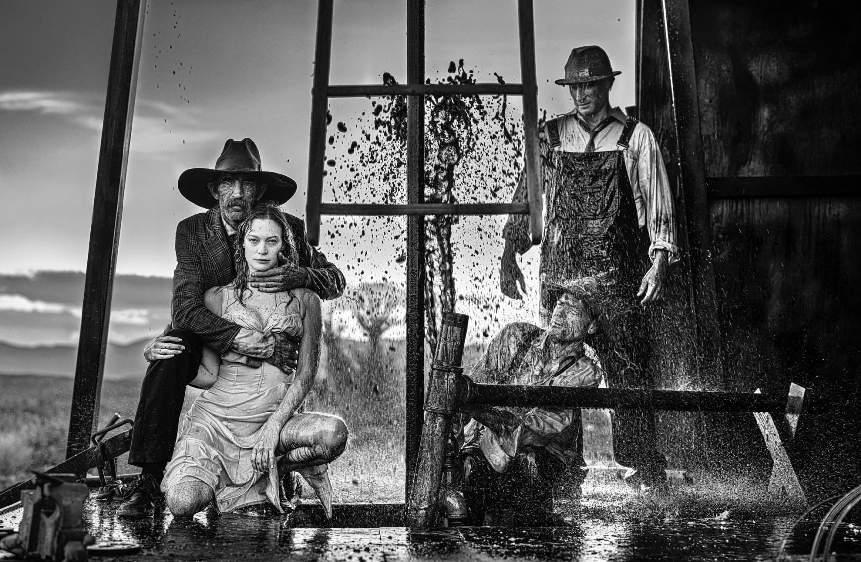 David Yarrow Figurative Photograph – „Oil“ – Menschen auf einer Ölfarm, die sich um einen Leak versammelt haben, Kunstfotografie, 2023