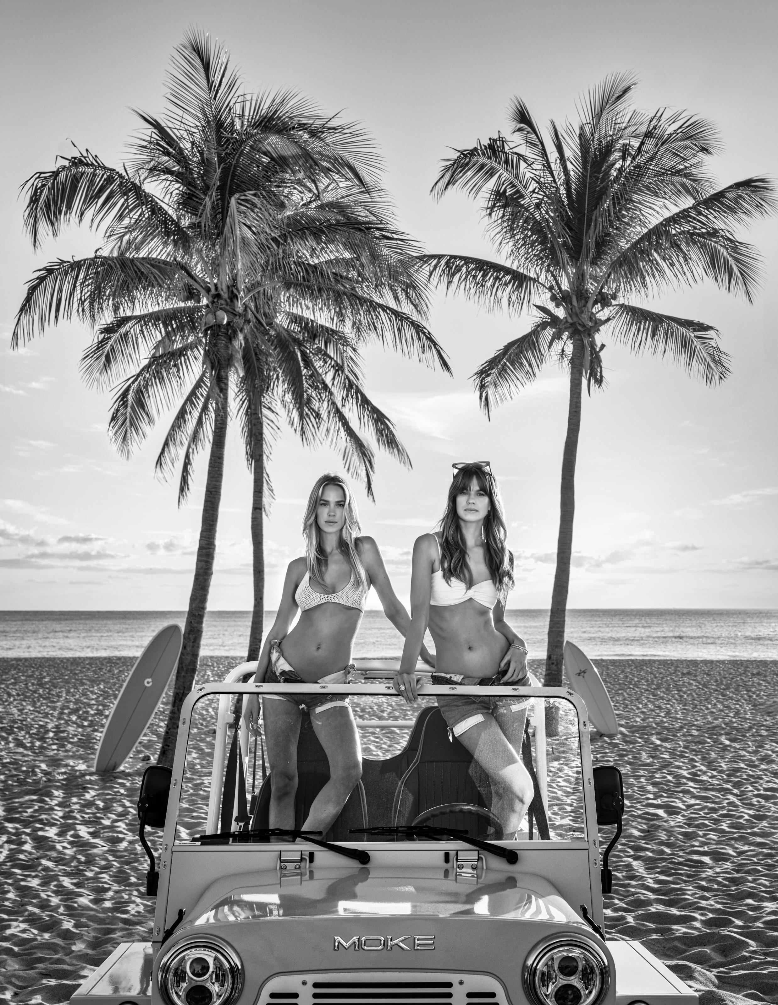 Chicas de Palm Beach - Photograph de David Yarrow