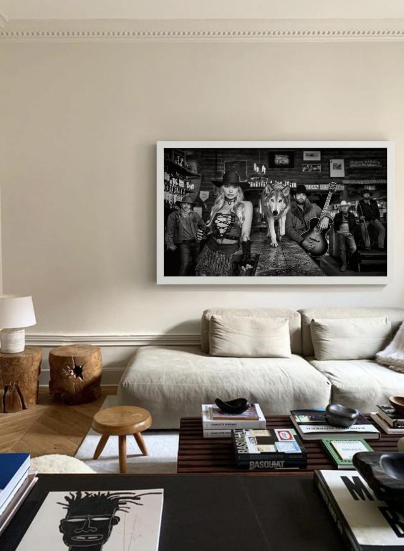 Pappy & Harriet's – Modell und Wolf in der alten Bar, Kunstfotografie, 2024 (Schwarz), Black and White Photograph, von David Yarrow