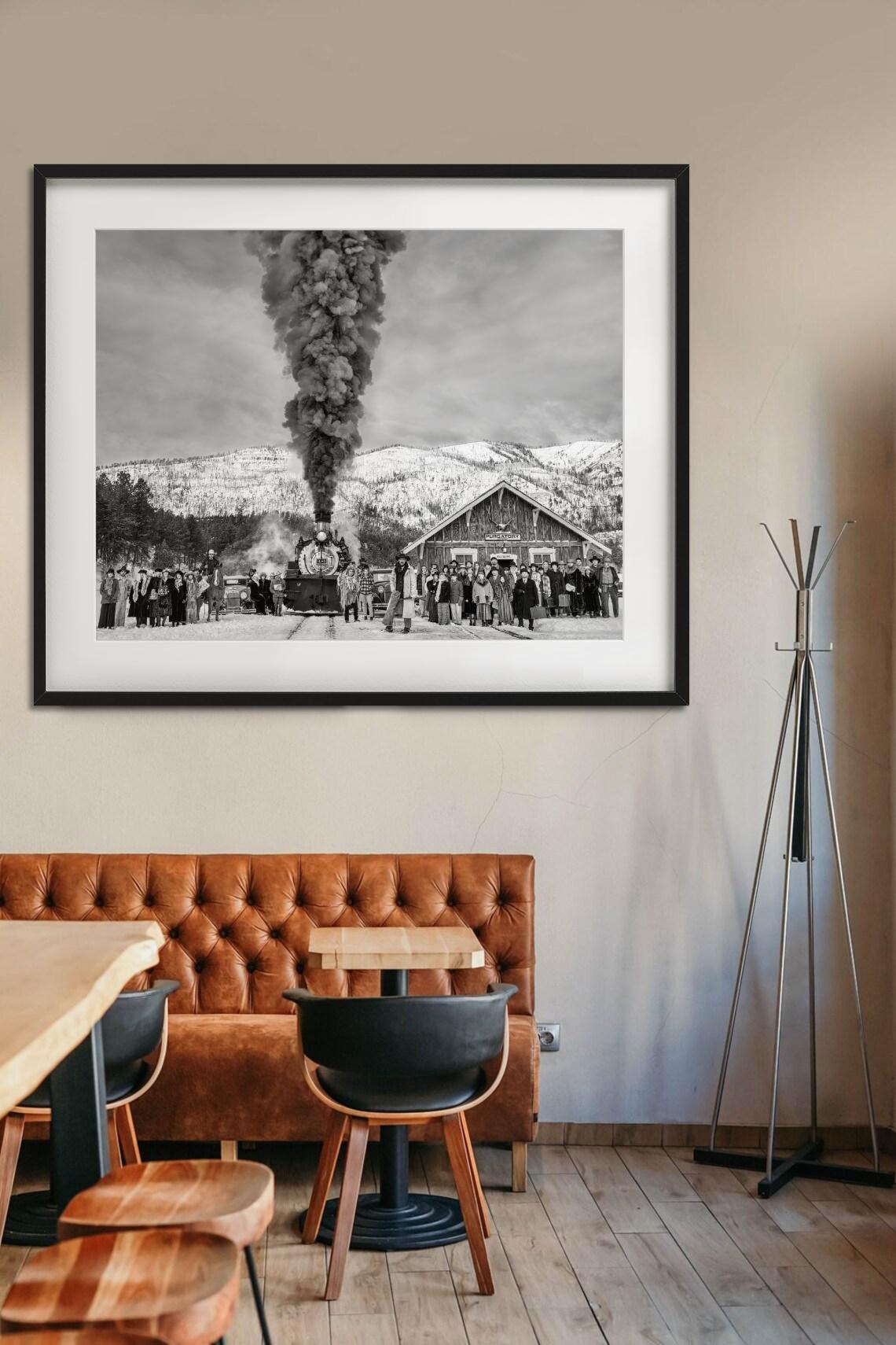 „Purgatory“ – historische Züge in einem Wildwesten, Kunstfotografie, 2024 (Zeitgenössisch), Photograph, von David Yarrow