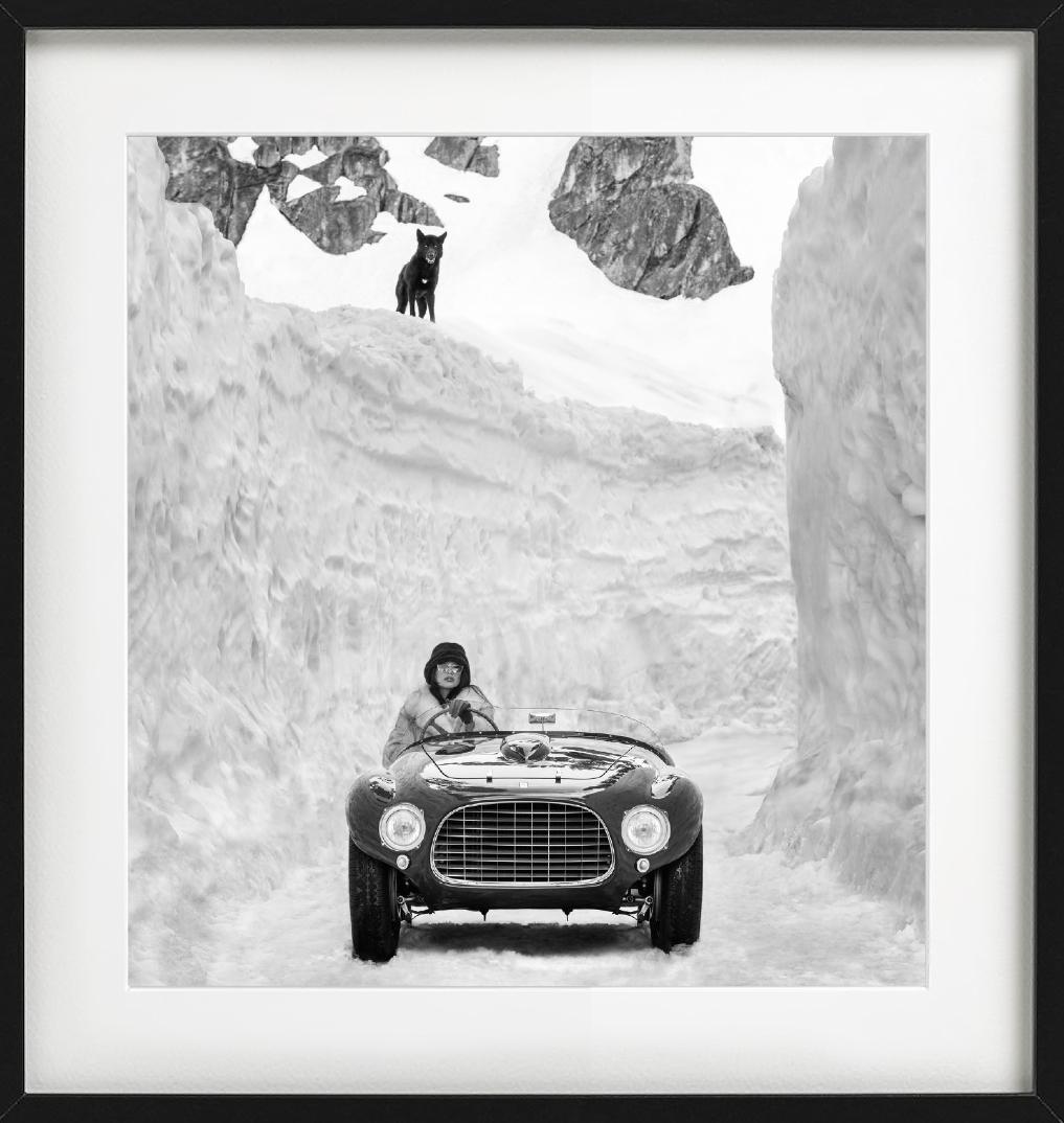 Rückblicksspiegel – Ferrari zwischen hohen Schneewänden, Kunstfotografie 2024 – Photograph von David Yarrow