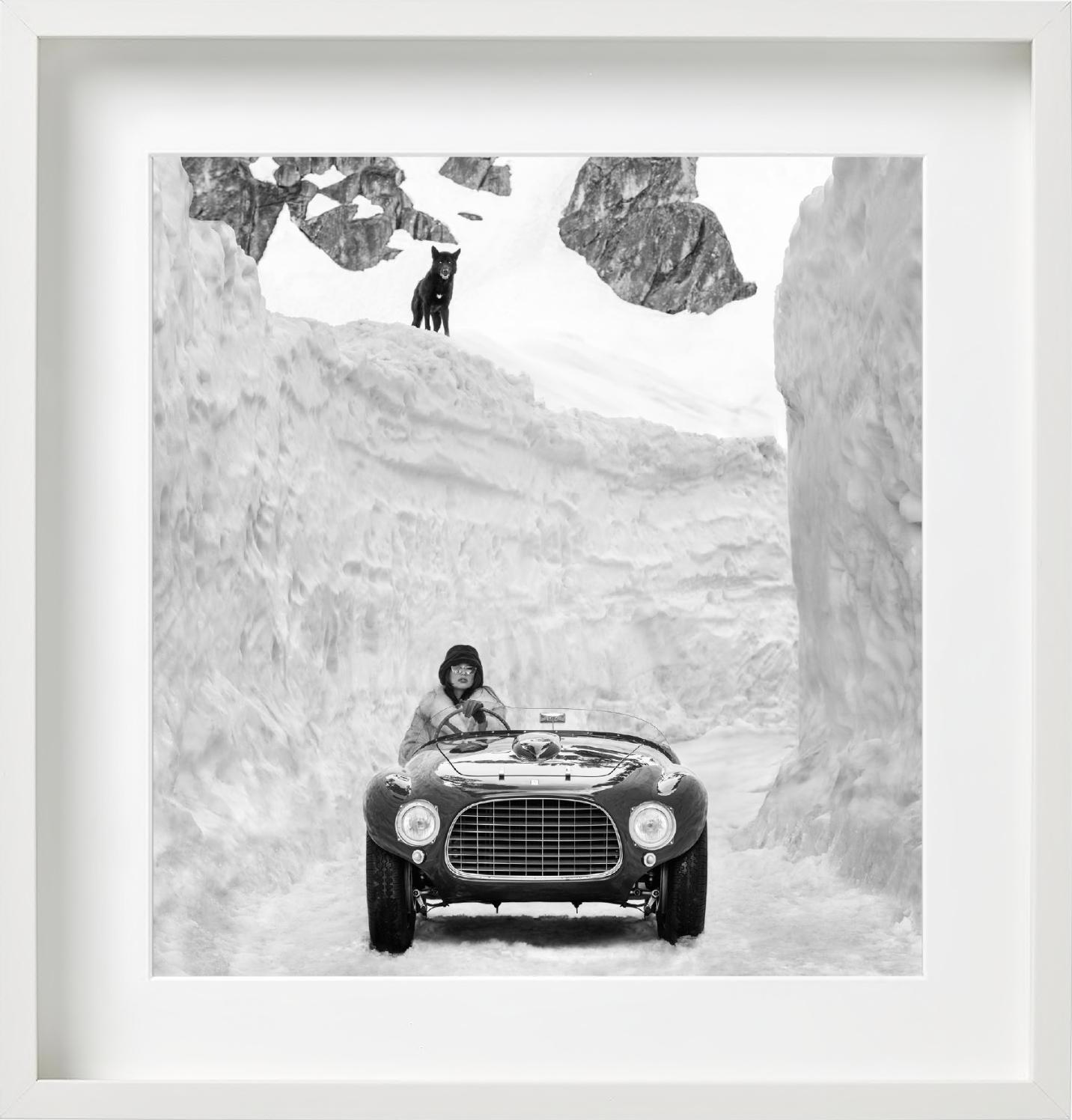Rückblicksspiegel – Ferrari zwischen hohen Schneewänden, Kunstfotografie 2024 (Grau), Figurative Photograph, von David Yarrow