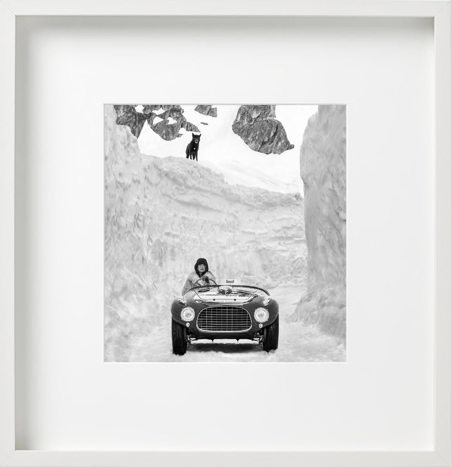 Rückblicksspiegel – Ferrari zwischen hohen Schneewänden, Kunstfotografie 2024 im Angebot 2