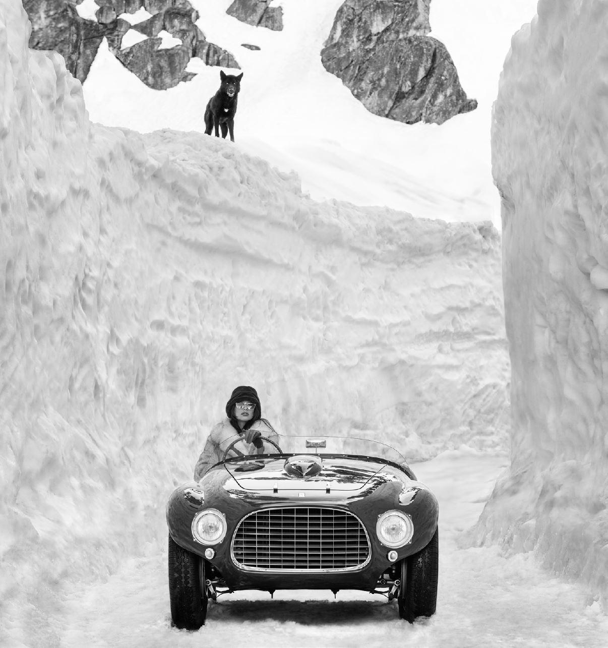 David Yarrow Figurative Photograph – Rückblicksspiegel – Ferrari zwischen hohen Schneewänden, Kunstfotografie 2024
