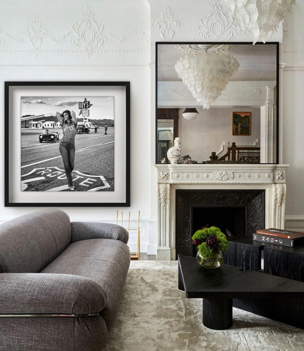 Roy's - Supermodel Cindy Crawford walking in front of 1950s motel on route 66 - Gray Figurative Photograph by David Yarrow