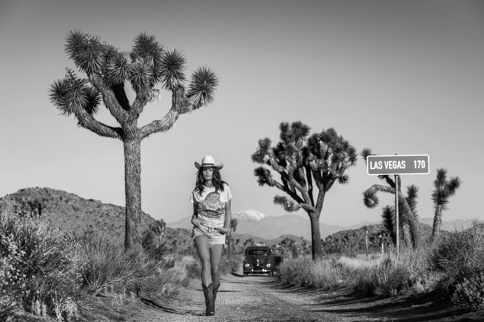 David Yarrow Black and White Photograph - Sin City - Supermodel Cindy Crawford Walking in the desert, Joshua Tree