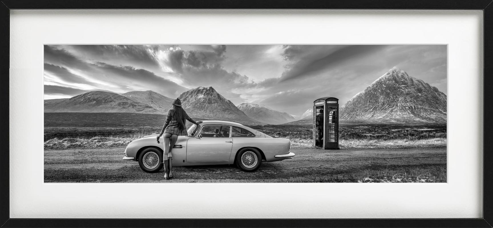 Skyfall in Schwarz-Weiß, Kunstfotografie 2025 (Zeitgenössisch), Photograph, von David Yarrow