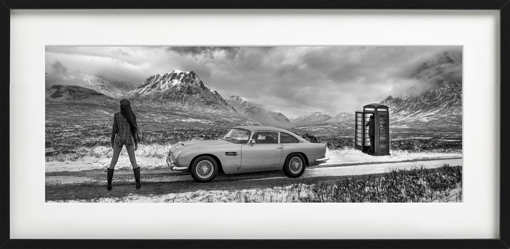 Eine Frau in klassischer schottischer Kleidung, die neben einem Sportwagen steht, wurde von David Yarrow im Jahr 2025 fotografiert.

Alle Drucke sind in limitierter Auflage erhältlich. Erhältlich in mehreren Größen. Hochwertige Einrahmung auf
