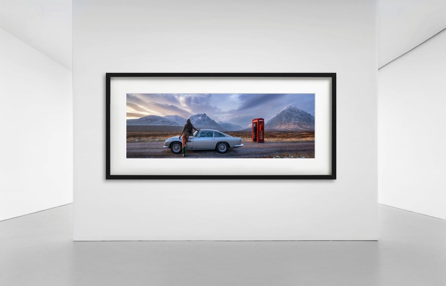 Skyfall in Farbe, Kunstfotografie 2025 – Photograph von David Yarrow
