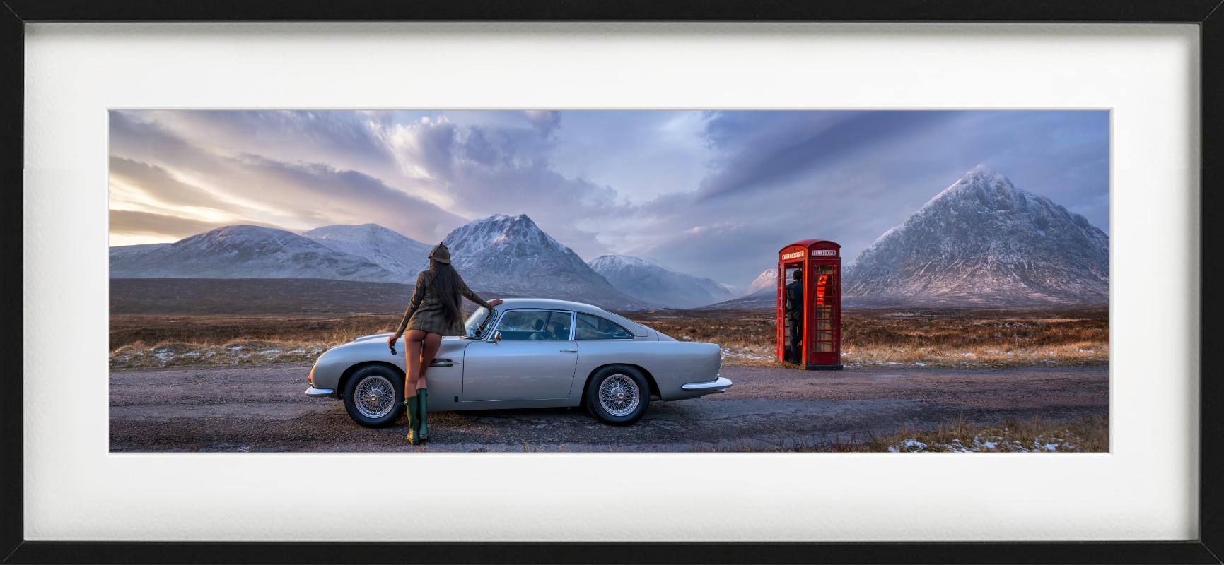Skyfall in Farbe, Kunstfotografie 2025 (Grau), Color Photograph, von David Yarrow