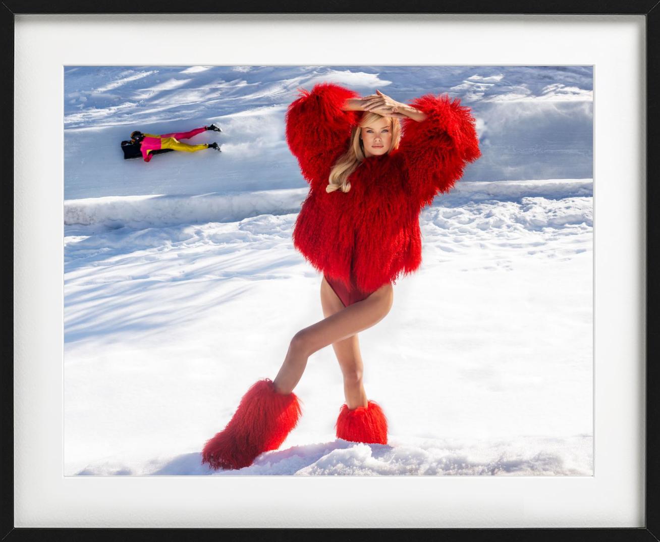 St. Moritz – Modell in rotem Pelzmantel und Stiefeln im Schnee, Kunstfotografie – Photograph von David Yarrow