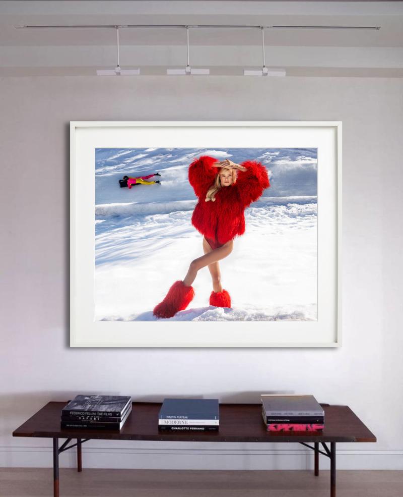 St. Moritz – Modell in rotem Pelzmantel und Stiefeln im Schnee, Kunstfotografie (Zeitgenössisch), Photograph, von David Yarrow