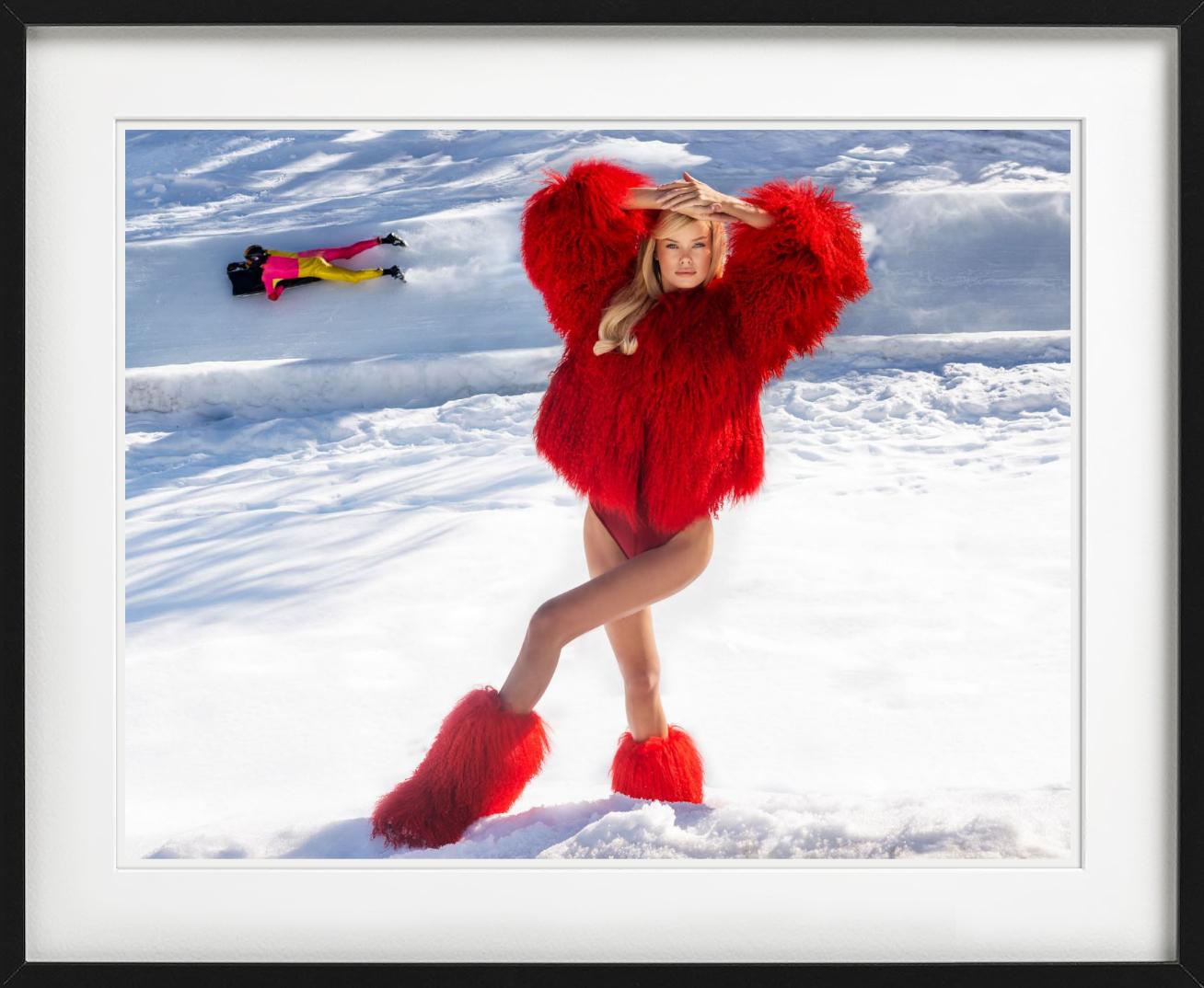  St. Moritz, eine Frau in roten Plüschstiefeln und Mantel im Schnee, fotografiert von David Yarrow.

Alle Drucke sind in limitierter Auflage erhältlich. Erhältlich in mehreren Größen. Hochwertige Einrahmung auf Anfrage.

Alle Drucke werden von der