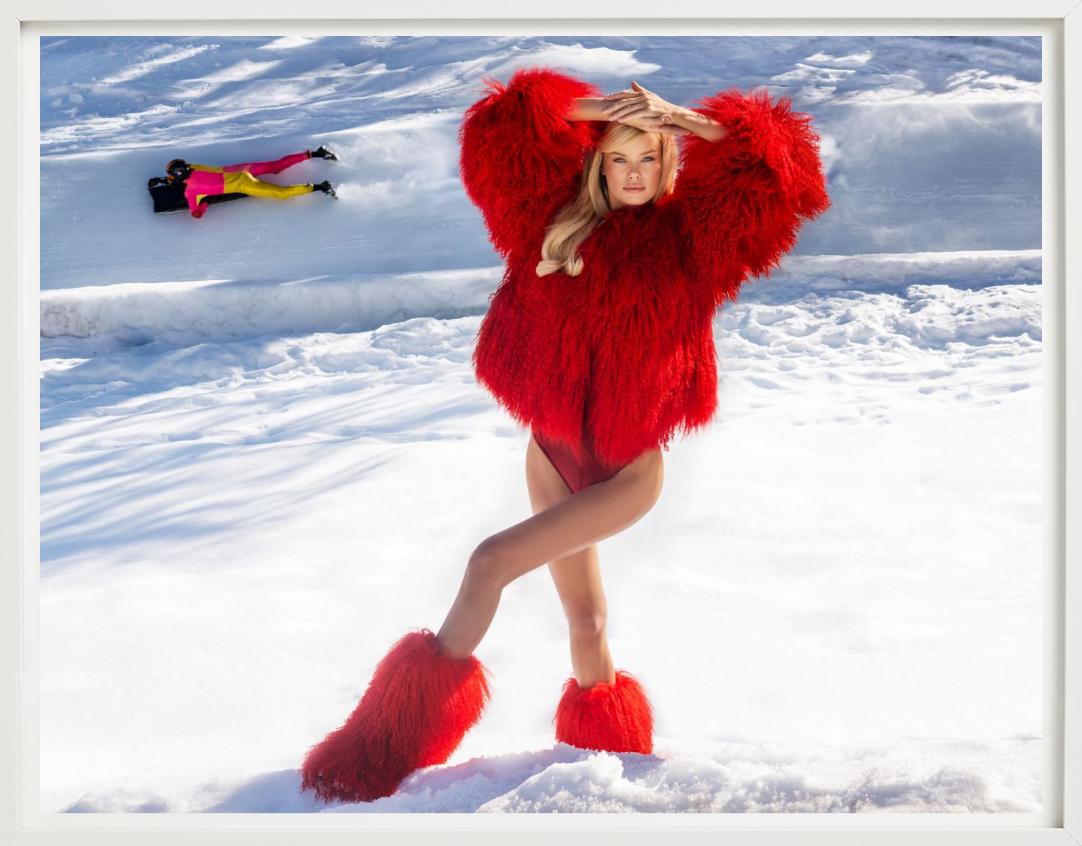 St. Moritz – Modell in rotem Pelzmantel und Stiefeln im Schnee, Kunstfotografie im Angebot 1