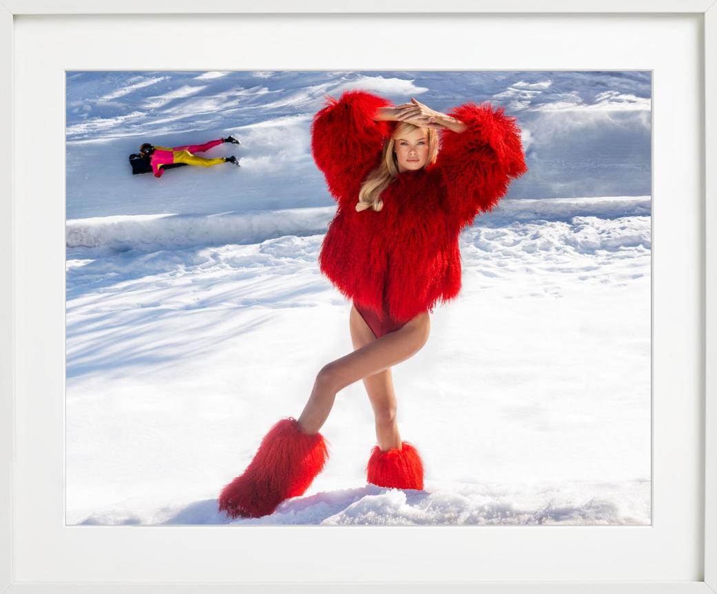 St. Moritz – Modell in rotem Pelzmantel und Stiefeln im Schnee, Kunstfotografie im Angebot 2