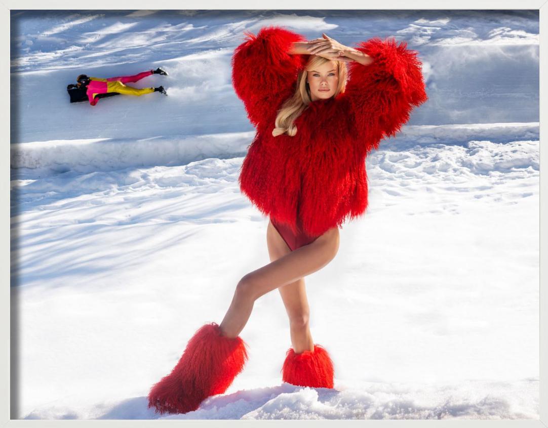 St. Moritz – Modell in rotem Pelzmantel und Stiefeln im Schnee, Kunstfotografie im Angebot 3