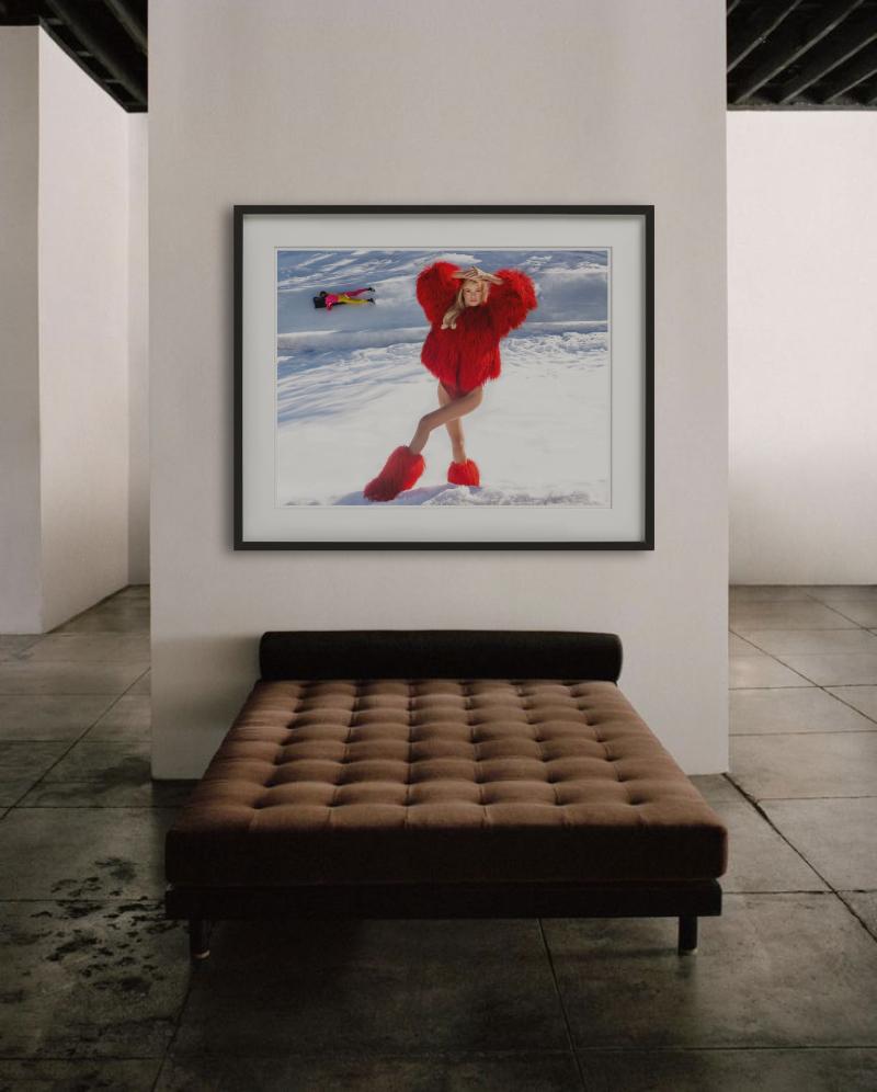 St. Moritz – Modell in rotem Pelzmantel und Stiefeln im Schnee, Kunstfotografie im Angebot 4