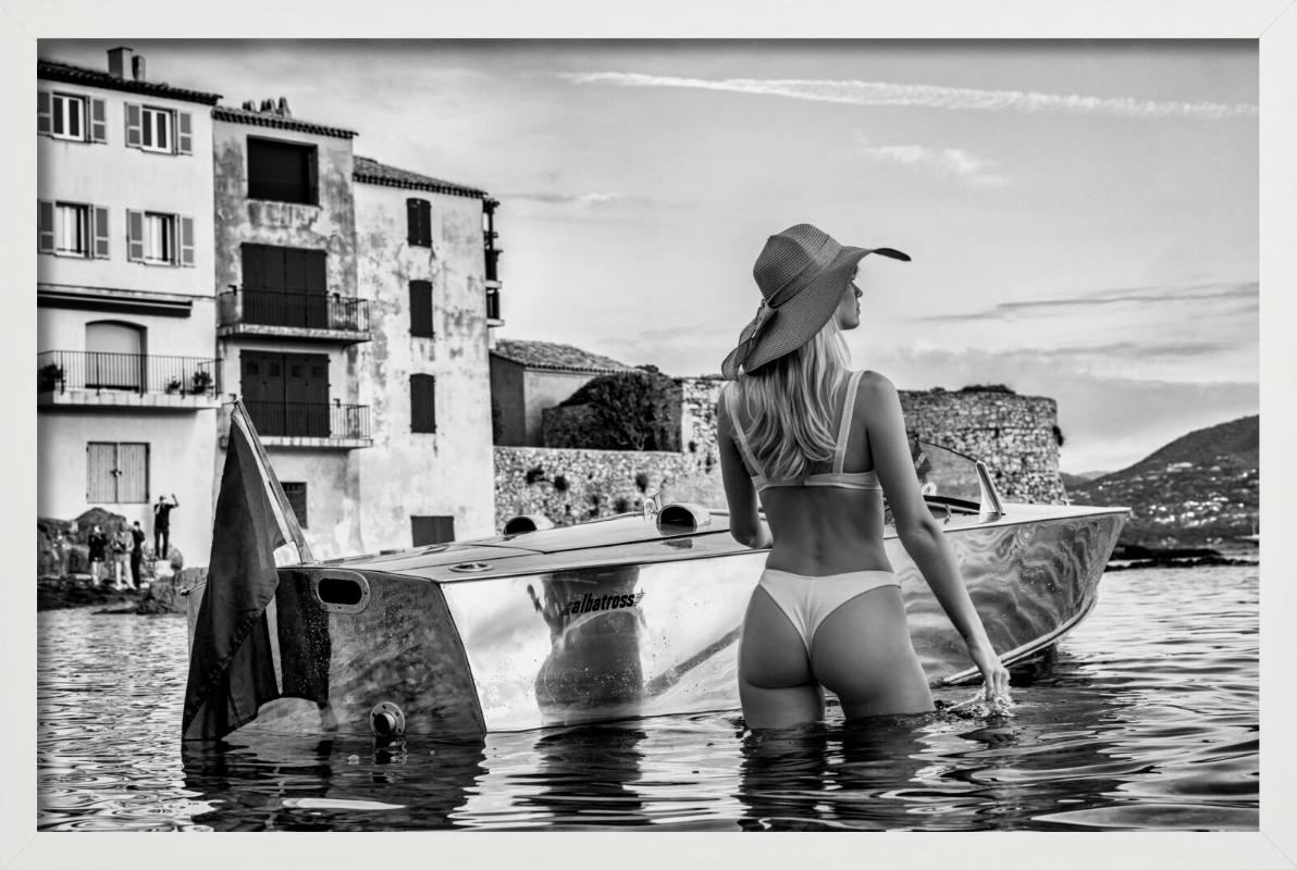 St. Tropez – Modell mit Albatross- Motorboot im Wasser, Kunstfotografie, 2024 im Angebot 5