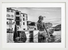 Modèle avec un bateau à moteur Albatross en eau de St. Tropez, photographie d'art, 2024
