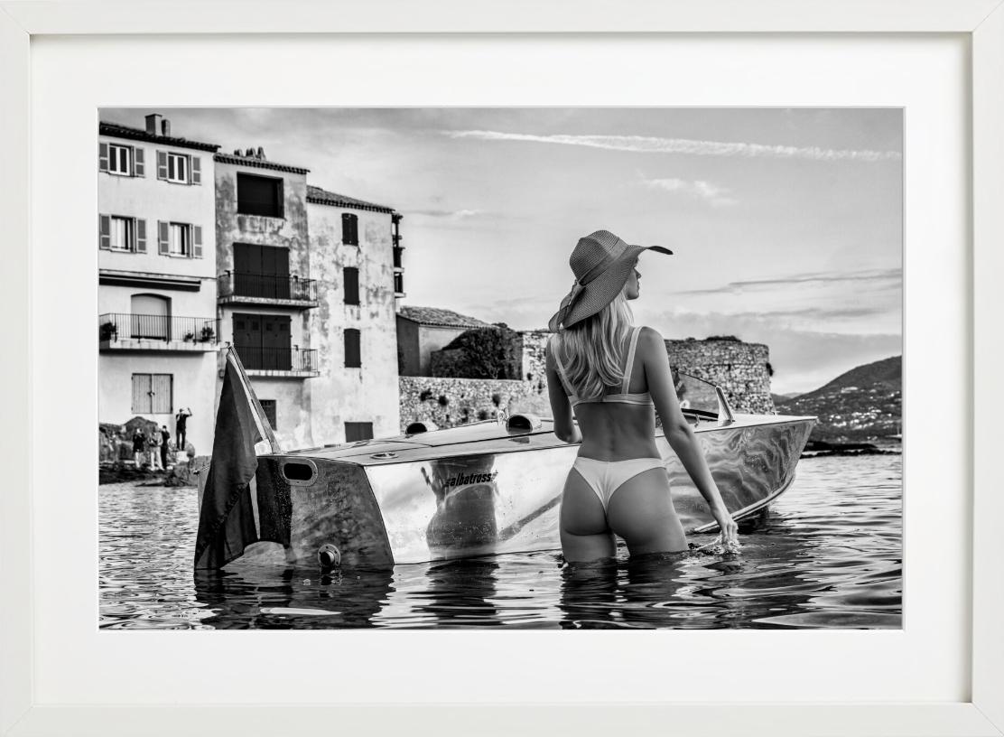 St. Tropez – Modell mit Albatross- Motorboot im Wasser, Kunstfotografie, 2024 – Photograph von David Yarrow