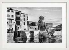 St. Tropez – Modell mit Albatross- Motorboot im Wasser, Kunstfotografie, 2024