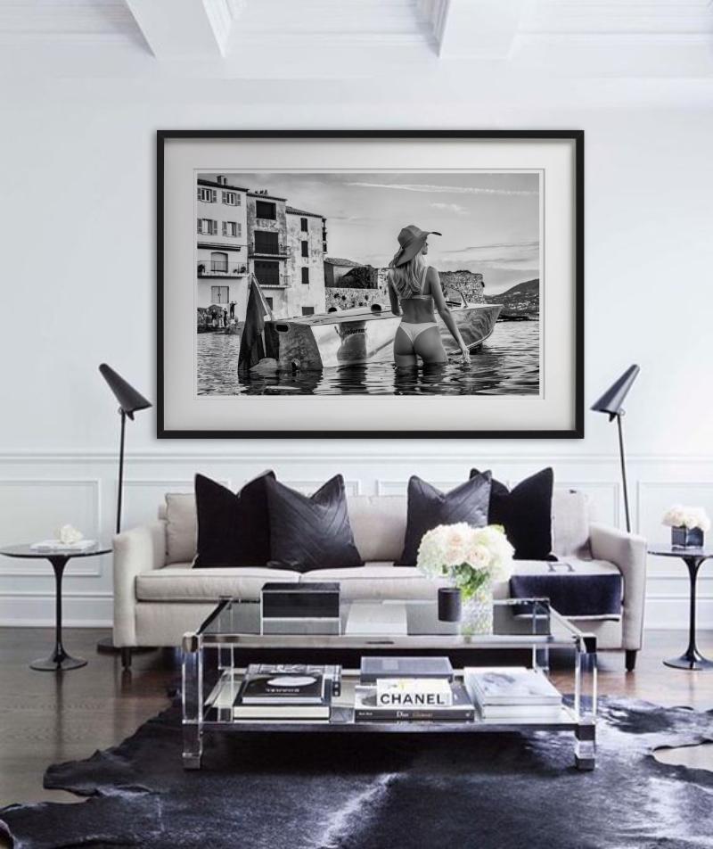 St. Tropez – Modell mit Albatross- Motorboot im Wasser, Kunstfotografie, 2024 (Zeitgenössisch), Photograph, von David Yarrow