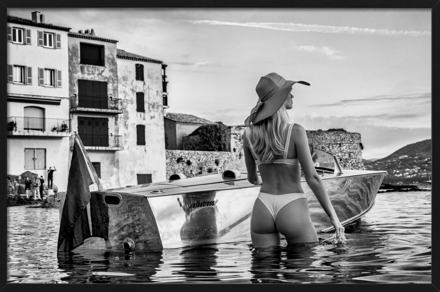 St. Tropez – Modell mit Albatross- Motorboot im Wasser, Kunstfotografie, 2024 im Angebot 1