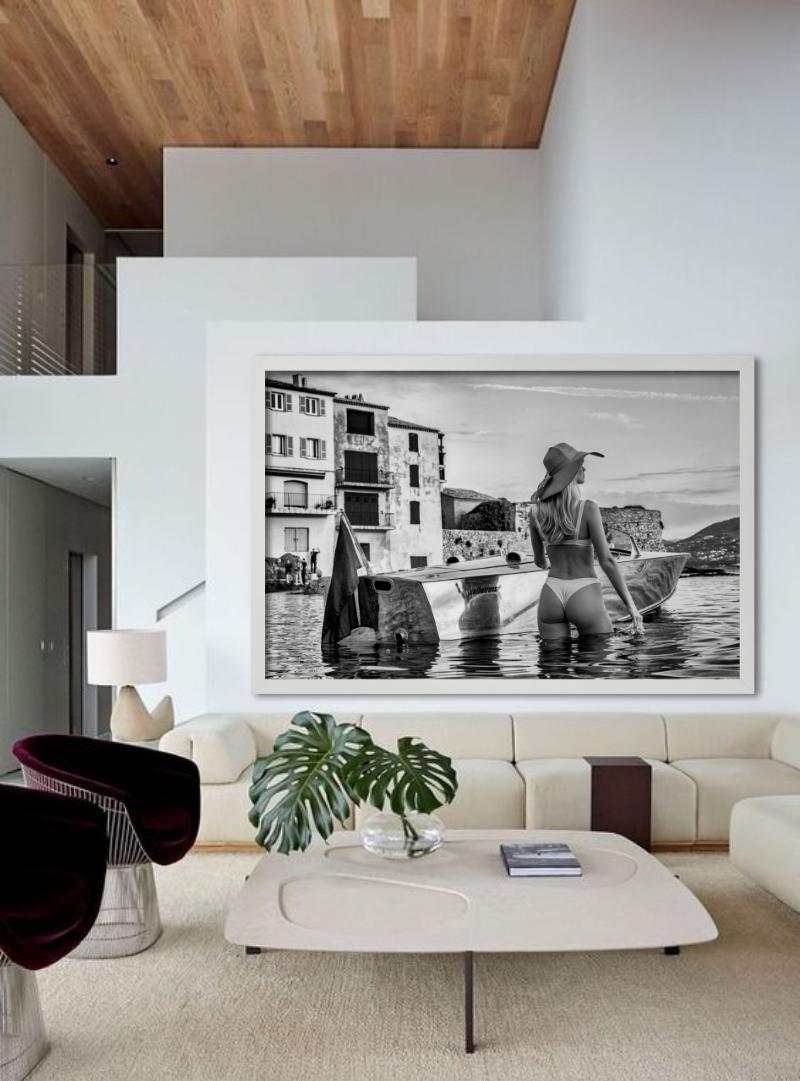 St. Tropez – Modell mit Albatross- Motorboot im Wasser, Kunstfotografie, 2024 im Angebot 2