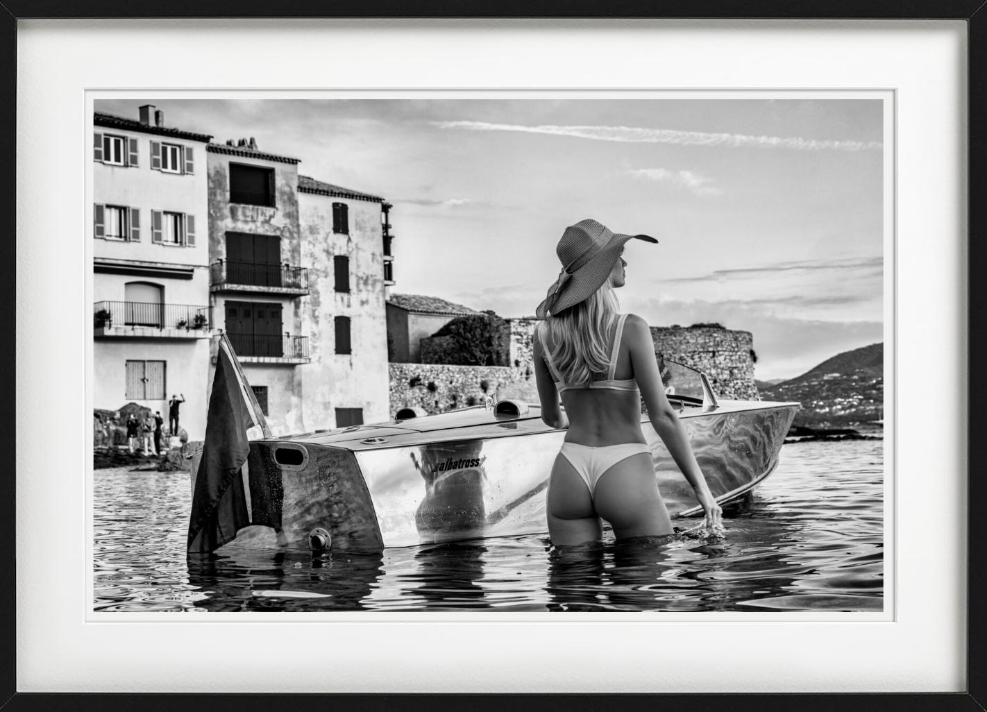 St. Tropez – Modell mit Albatross- Motorboot im Wasser, Kunstfotografie, 2024 im Angebot 3