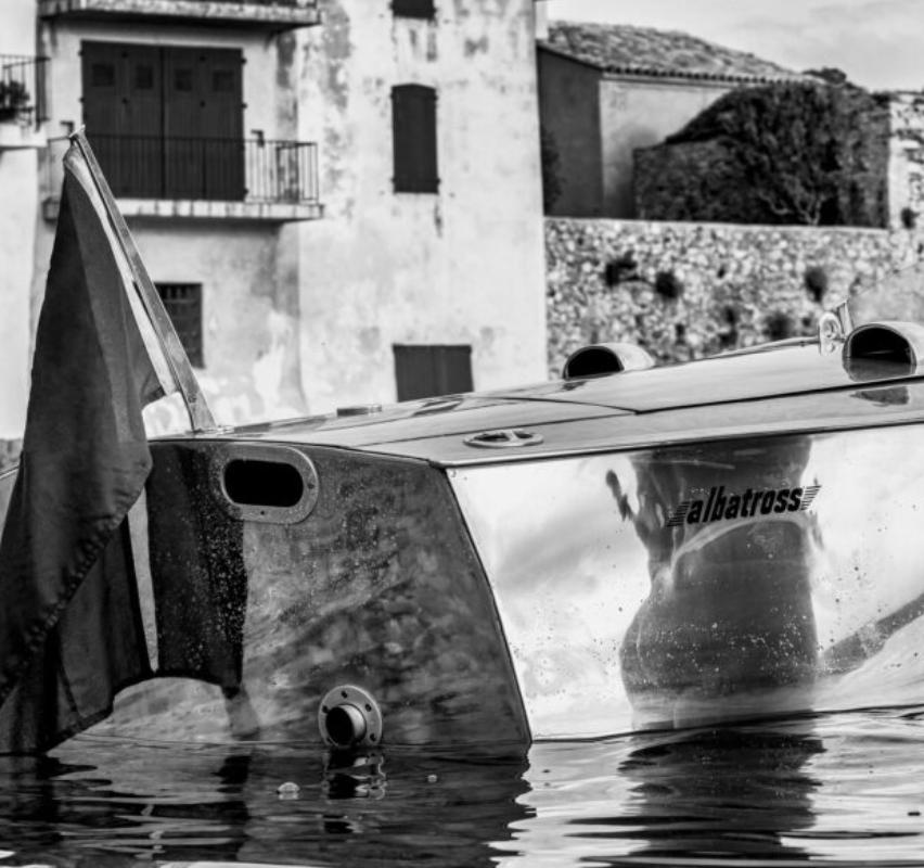 St. Tropez – Modell mit Albatross- Motorboot im Wasser, Kunstfotografie, 2024 im Angebot 4