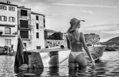 Modèle avec un bateau à moteur Albatross en eau de St. Tropez, photographie d'art, 2024