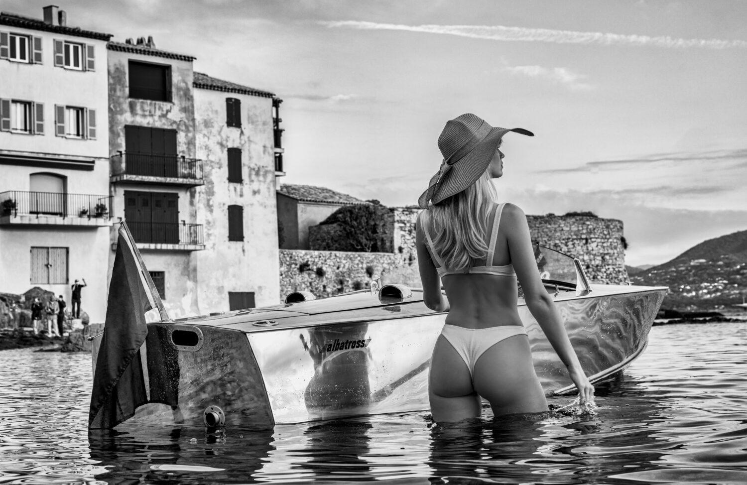 David Yarrow Black and White Photograph – St. Tropez – Modell mit Albatross- Motorboot im Wasser, Kunstfotografie, 2024