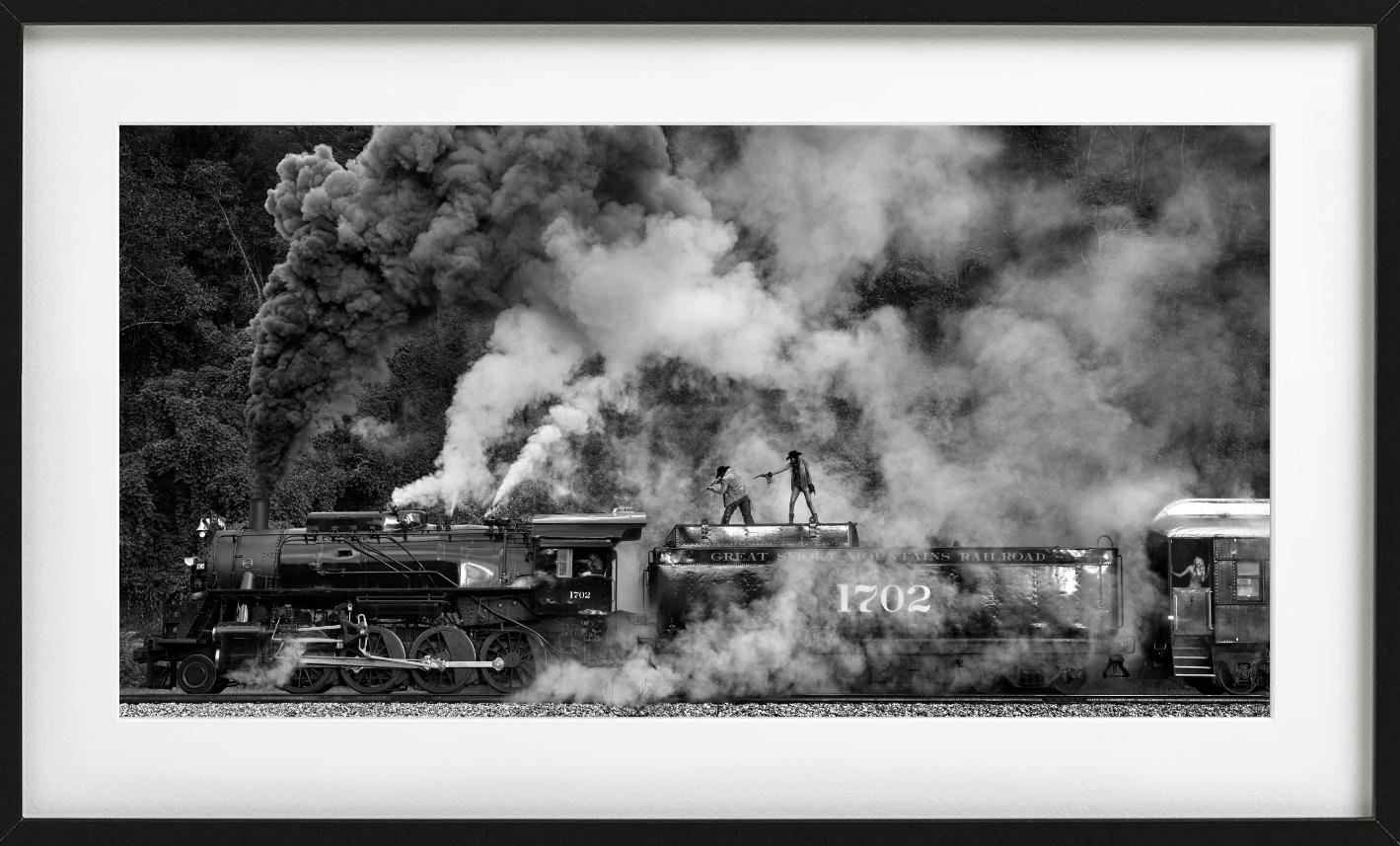 Detén ese tren - Asalto al tren del Salvaje Oeste, Fotografía artística, 2024 - Black and White Photograph Negro de David Yarrow