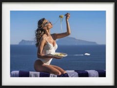 Sommerurlaub - Frau isst Spaghetti, Fine Art Photography, 2025