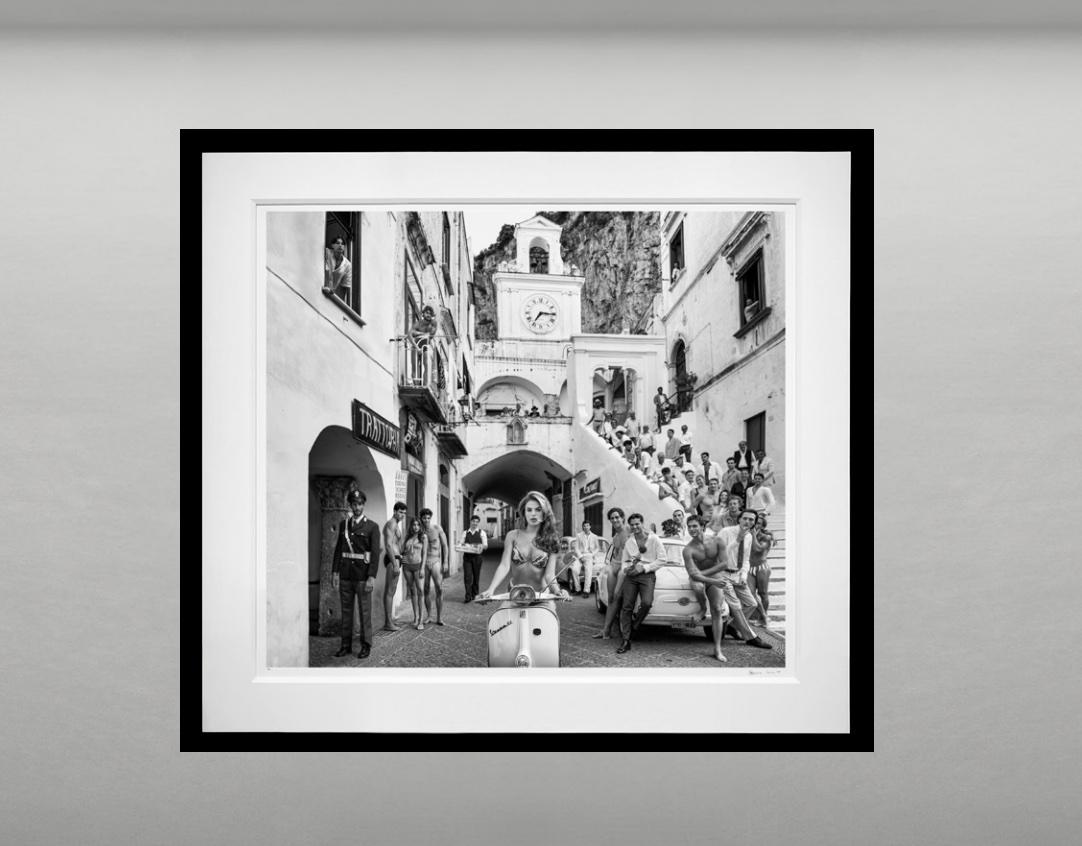 David Yarrow – Motorrad – Vespa – Brooks Nader, Amalfiküste, Italien im Angebot 1