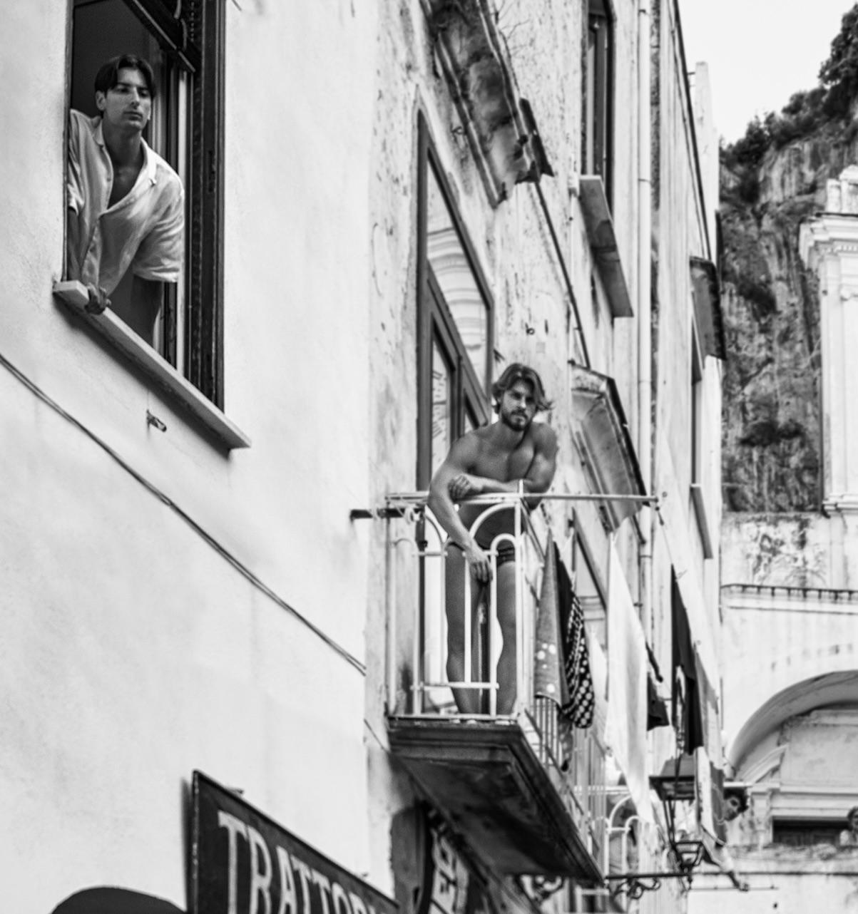Die Amalfiküste – Modell auf einem Motorscooter in Italien, Kunstfotografie 2024 – Photograph von David Yarrow