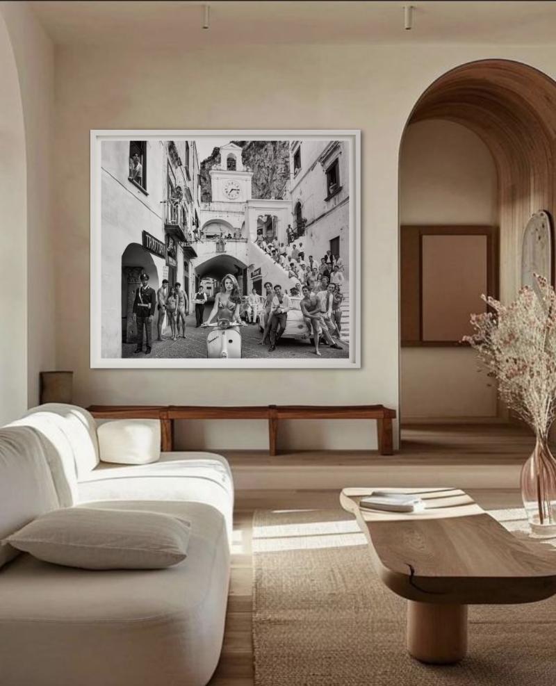 Die Amalfiküste – Modell auf einem Motorscooter in Italien, Kunstfotografie 2024 (Zeitgenössisch), Photograph, von David Yarrow