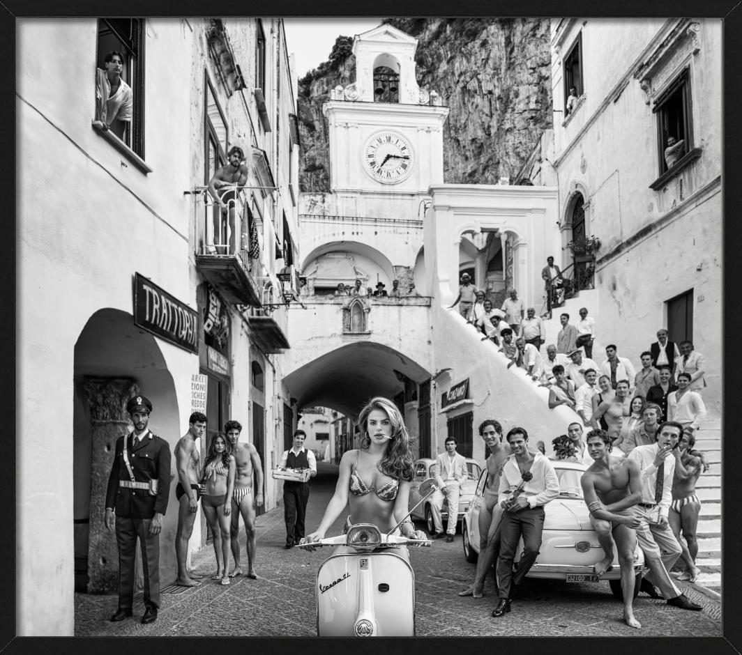 Ein Modell auf einer Vespa in den überfüllten Straßen einer historischen Stadt an der Amalfiküste, fotografiert von David Yarrow im Jahr 2024.

Alle Drucke sind in limitierter Auflage erhältlich. Erhältlich in mehreren Größen. Hochwertige Einrahmung