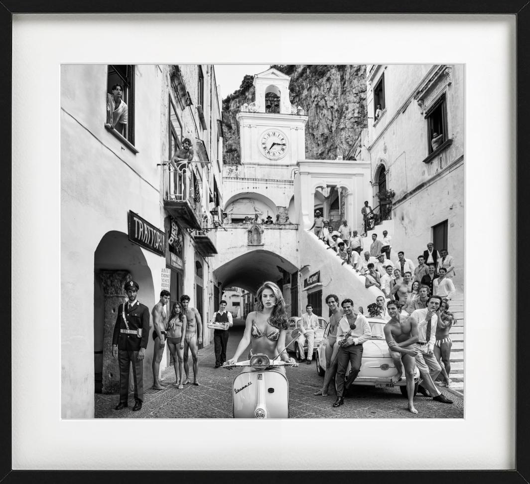 Die Amalfiküste – Modell auf einem Motorscooter in Italien, Kunstfotografie 2024 im Angebot 1