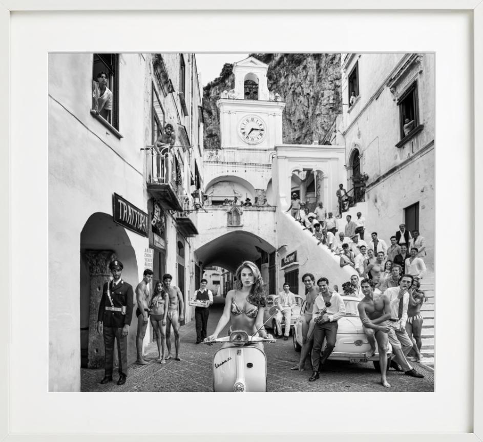 Die Amalfiküste – Modell auf einem Motorscooter in Italien, Kunstfotografie 2024 im Angebot 3